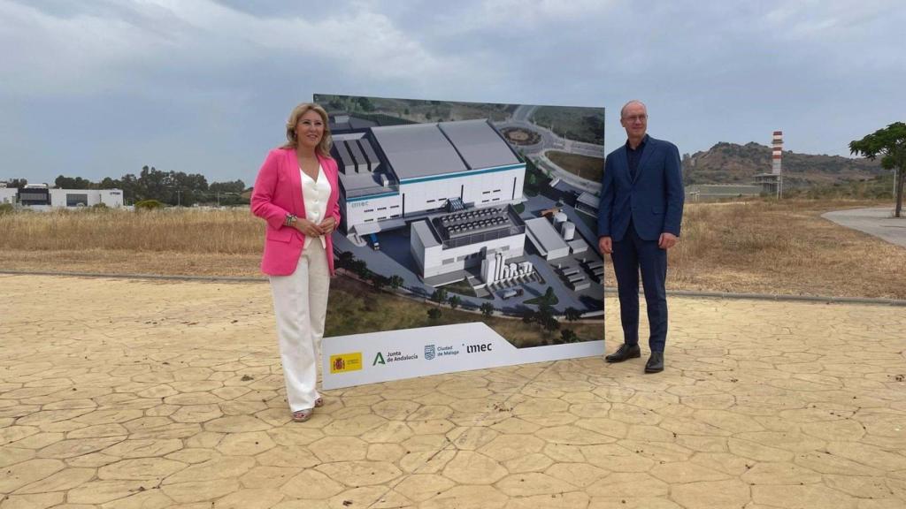 Carolina España, junto al director de Estrategia y vicepresidente ejecutivo de Fundación IMEC, Jo de Boeck.
