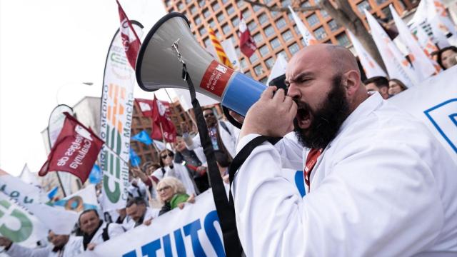 Los médicos se concentran frente al Ministerio de Sanidad para rechazar el Estatuto Marco.