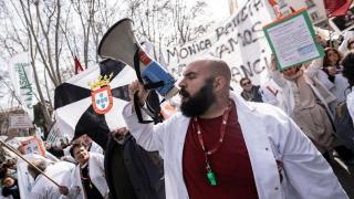 Los médicos se concentran frente al Ministerio de Sanidad para rechazar el Estatuto Marco el día 13 de febrero.