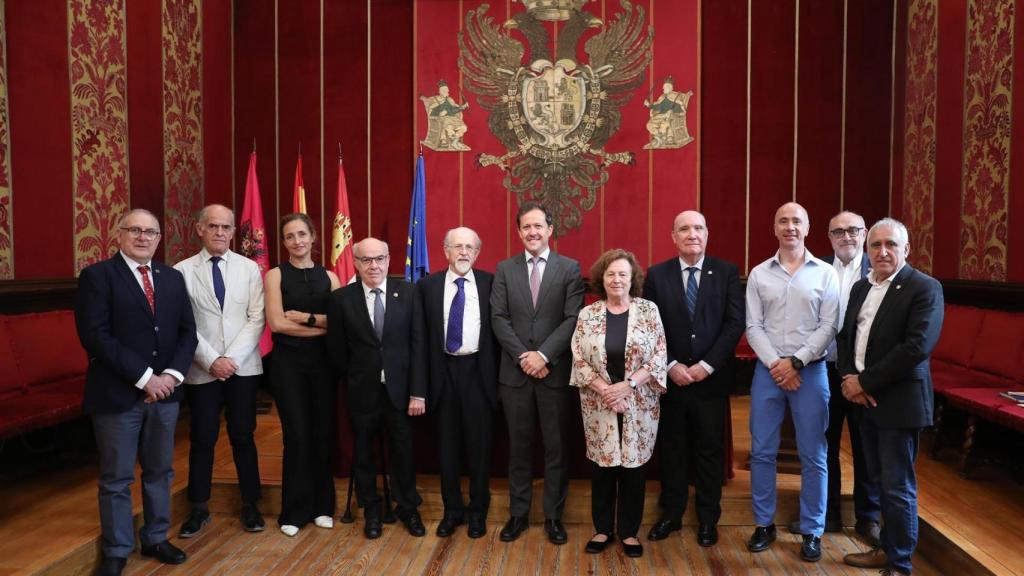 Firma de la adhesión. Foto: Ayuntamiento de Toledo.