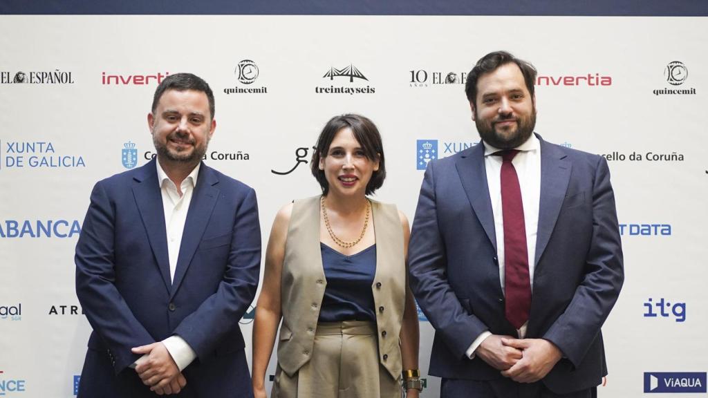 Arturo Criado, subdirector de EL ESPAÑOL-Invertia, María Jesús Lorenzana, conselleira de Economía e Industria de la Xunta, y Pablo Grandío, director de Quincemil