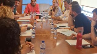Susana Camarero, izquierda, en la reunión de este martes con las entidades LGTBI.