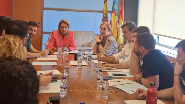Susana Camarero, izquierda, en la reunión de este martes con las entidades LGTBI.