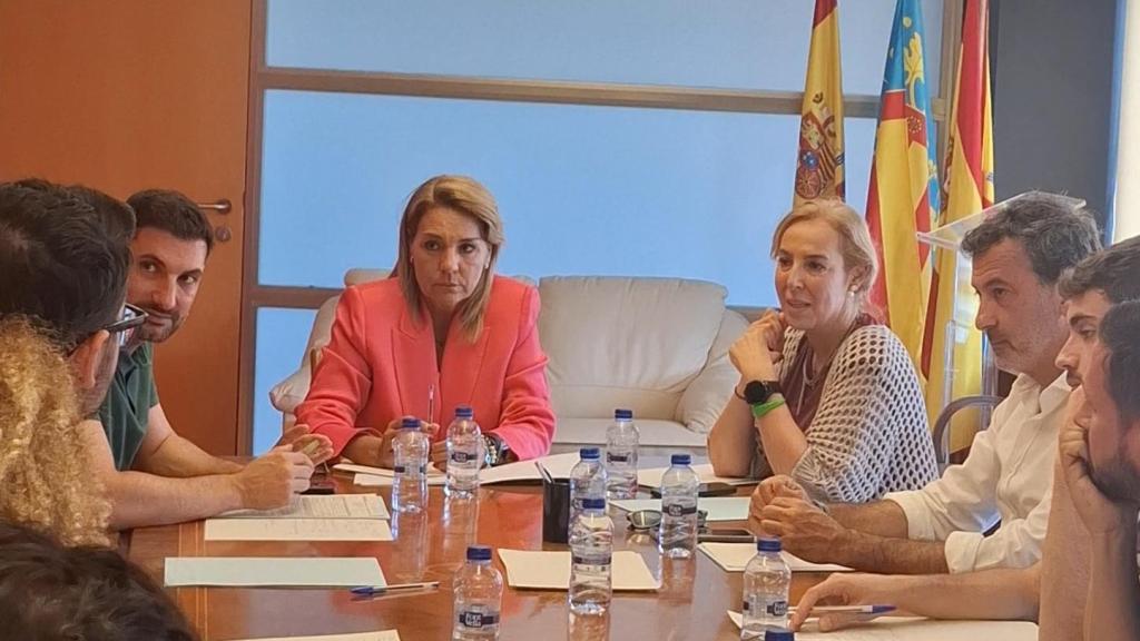 Susana Camarero, izquierda, en la reunión de este martes con las entidades LGTBI.