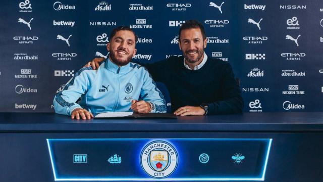 Rayan Cherki posa como nuevo jugador del Manchester City.