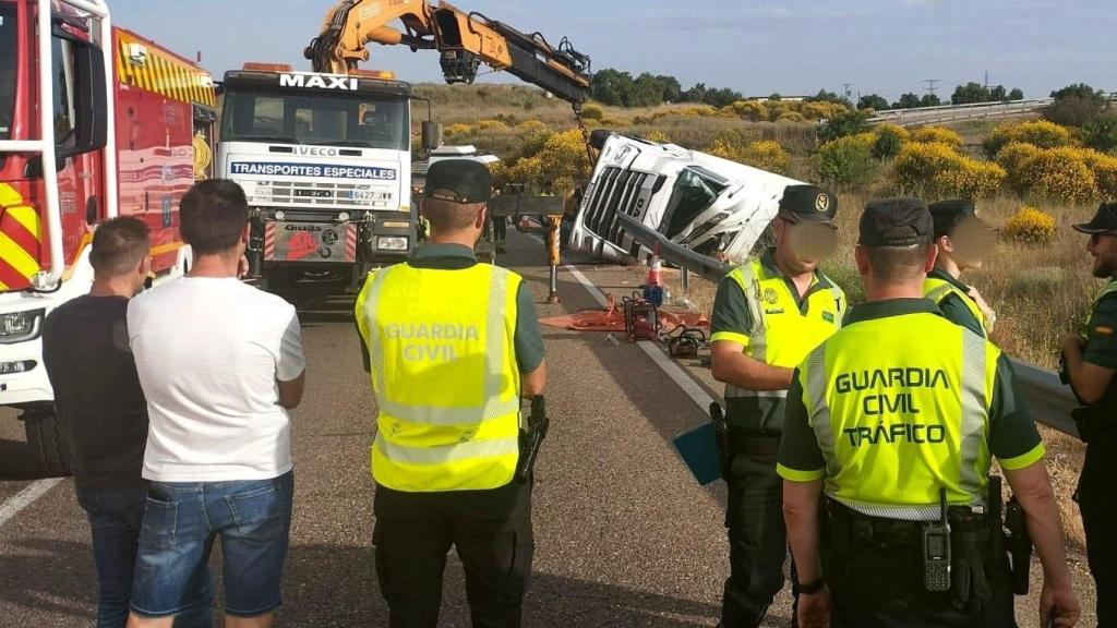 El conductor de un camión ha fallecido al salirse de la vía en el municipio zamorano de Monfarracinos