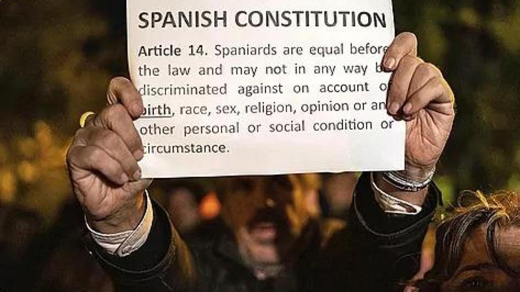 Un manifestante frente al Parlamento Europeo en 2023, en una concentración contra la amnistía.