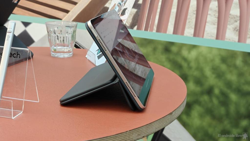 Logitech Flip Folio con el teclado en la trasera