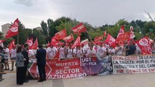 Más de un centenar de trabajadores de todos los centros de Azucarera reivindican ante las Cortes el “rechazo absoluto” del cierre de La Bañeza
