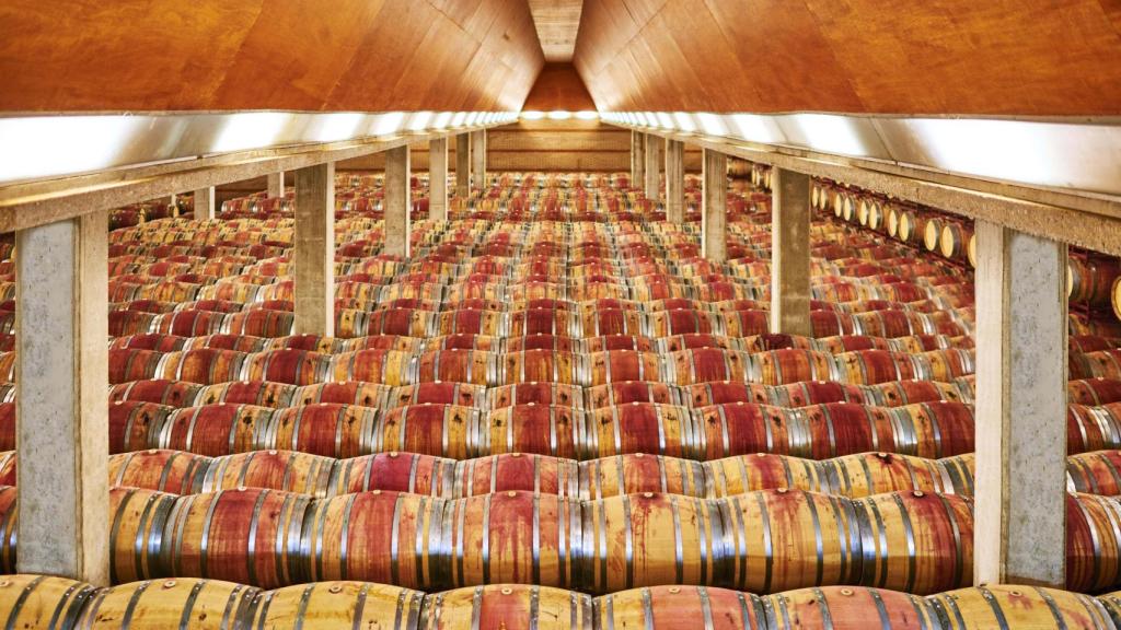 La sala de barricas de Enate.