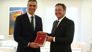 Pedro Sánchez, presidente del Gobierno, con el fiscal general Álvaro García Ortiz, el pasado septiembre.