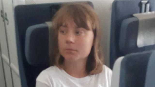 Greta Thunberg en un avión en Tel Aviv el 10 de junio de 2025.
