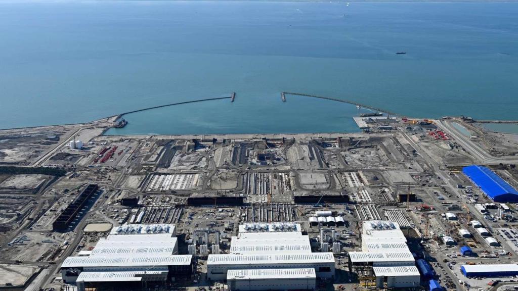 La 'fábrica' y el puerto de Rødbyhavn desde donde se construye la entrada del túnel