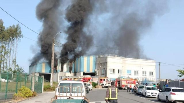 Imagen del incendio en la planta de reciclaje de Ordes.