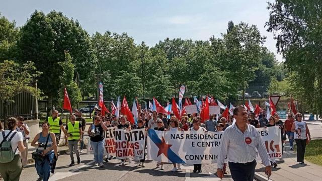 Manifestación de trabajadoras de residencias y SAF en Santiago de Compostela.