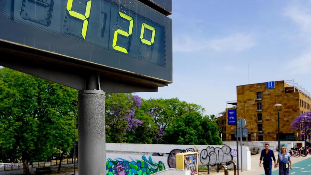 Un termómetro marca los 42 grados a los pies del Puente del Cristo de la Expiración en Sevilla.