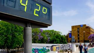 Un termómetro marca los 42 grados a los pies del Puente del Cristo de la Expiración en Sevilla.