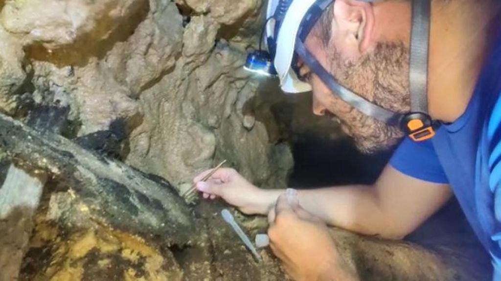 El investigador principal, Álvaro Luna, en el lugar del hallazgo.