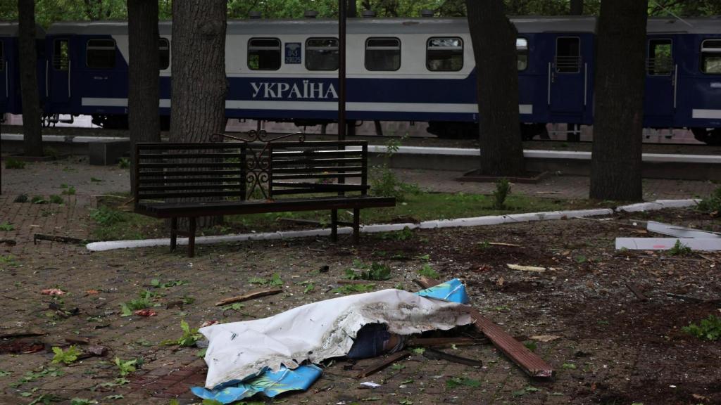 El cuerpo de un residente de Járkov muerto por un bombardeo ruso.