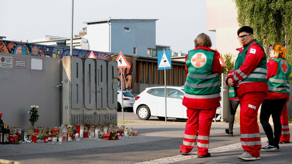 Los servicios de emergencia, a la entrada el instituto BORG, en Graz, donde ha ocurrido el tiroteo.