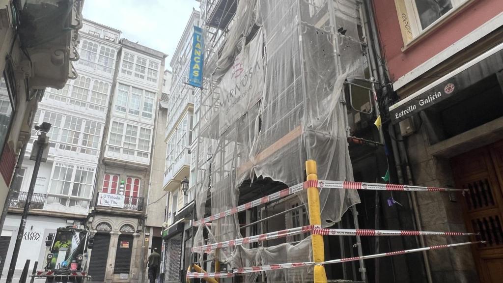 Estado del edificio esta mañana, con los servicios de limpieza trabajando.