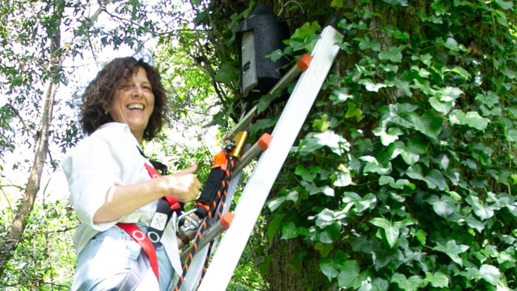 Una de las cajas custodiada por la diputada provincial.