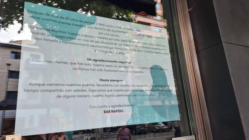 Cartel del Napoli explicando su cierre