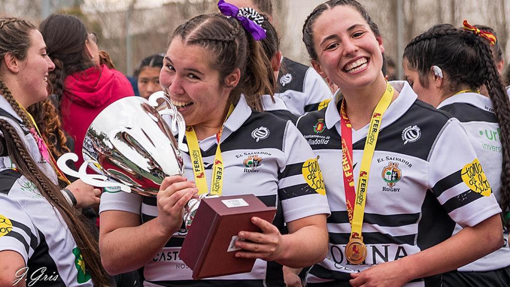 Elisa con el trofeo junto al resto del equipo chamizo