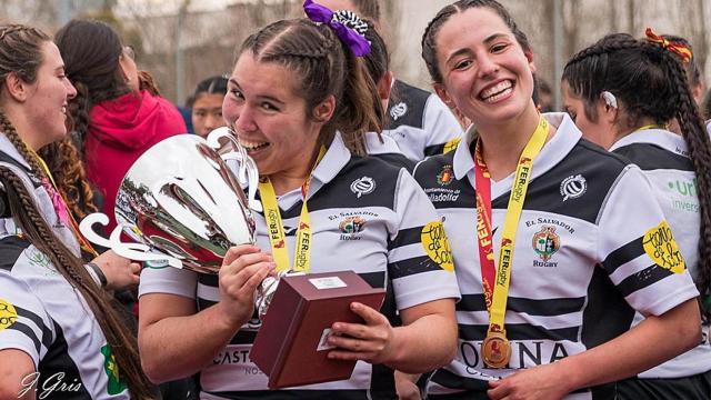 Elisa con el trofeo junto al resto del equipo chamizo
