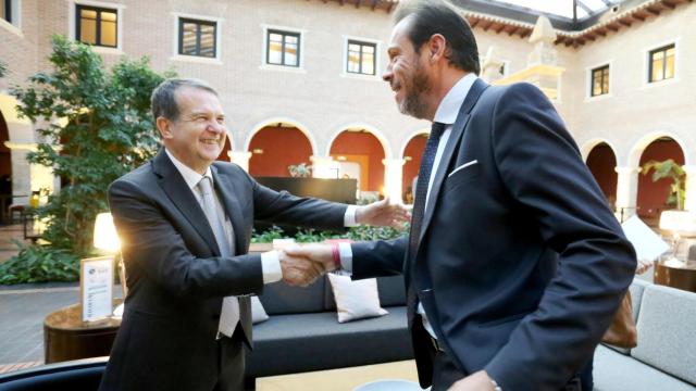 El alcalde de Vigo, Abel Caballero, saluda a Óscar Puente en Valladolid