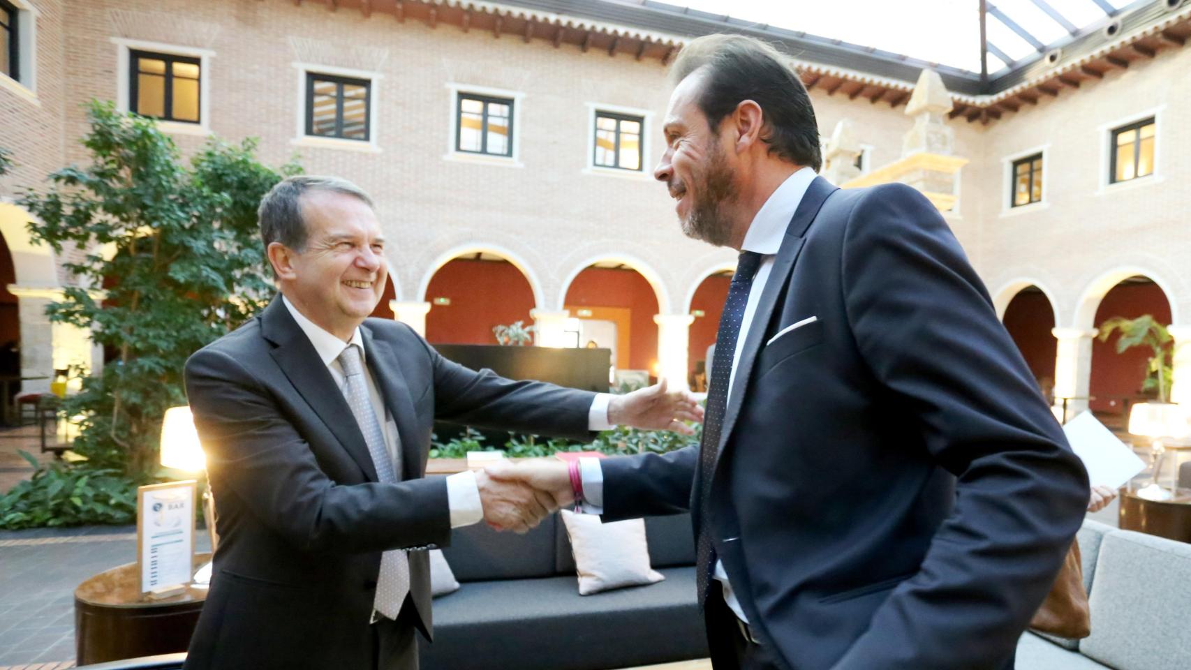 El alcalde de Vigo, Abel Caballero, saluda a Óscar Puente en Valladolid