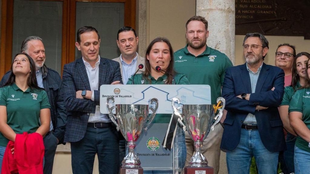 El equipo chamizo en la Diputación con ambos trofeos