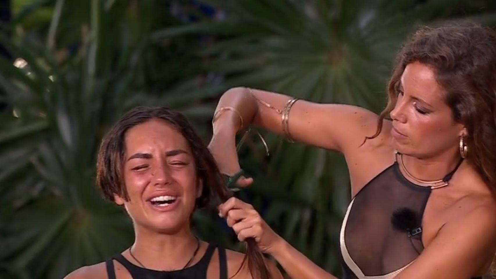 Laura Madrueño corta el pelo a Anita Williams en 'Supervivientes'.