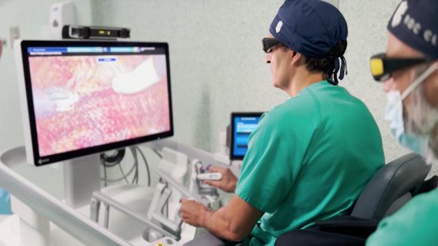 El doctor Javier Romero-Otero, durante una intervención de cáncer de próstata.