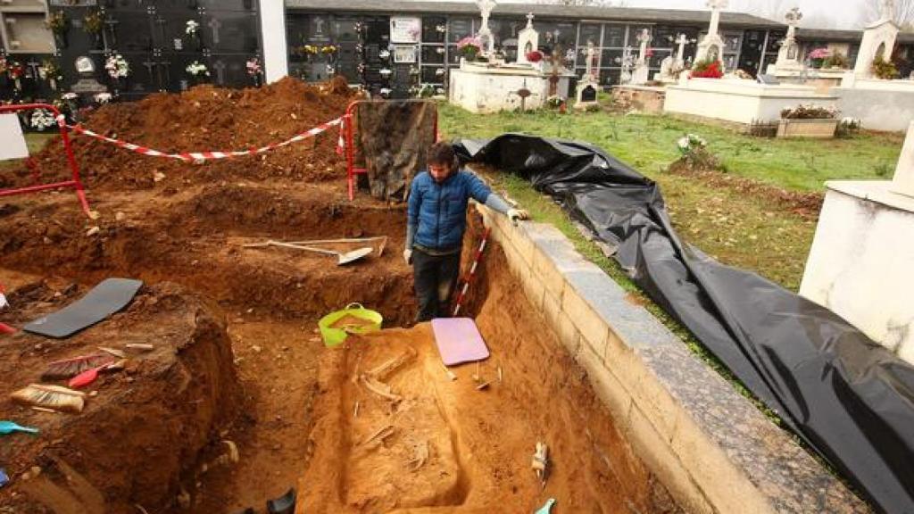 El colectivo Sputnik Labrego exhuma los cuerpos de dos represaliados de la guerra civil en el cementerio de Fuentesnuevas (León)