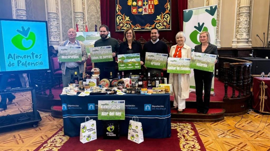 La presidenta de la Diputación de Palencia, Ángeles Armisén y el diputado de Desarrollo Socioeconómico, Turismo y Deportes, Francisco Pérez, junto con los alcaldes y concejales, Jesús Tapia, alcalde de Grijota, Anastasio Morate, alcalde de Mazariegos, María José Ortega, alcaldesa de Aguilar de Campoo, Daniel Andújar, alcalde de Cobos de Cerrato, Ana María Calderón, concejala Alar del Rey e Isabel Quiñones, concejala de Guardo.