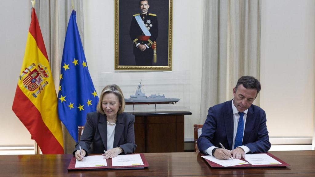 Firma del nuevo buque por parte de Amparo Valcarce, secretaria de Estado, y Ricardo Domínguez, presidente de Navantia