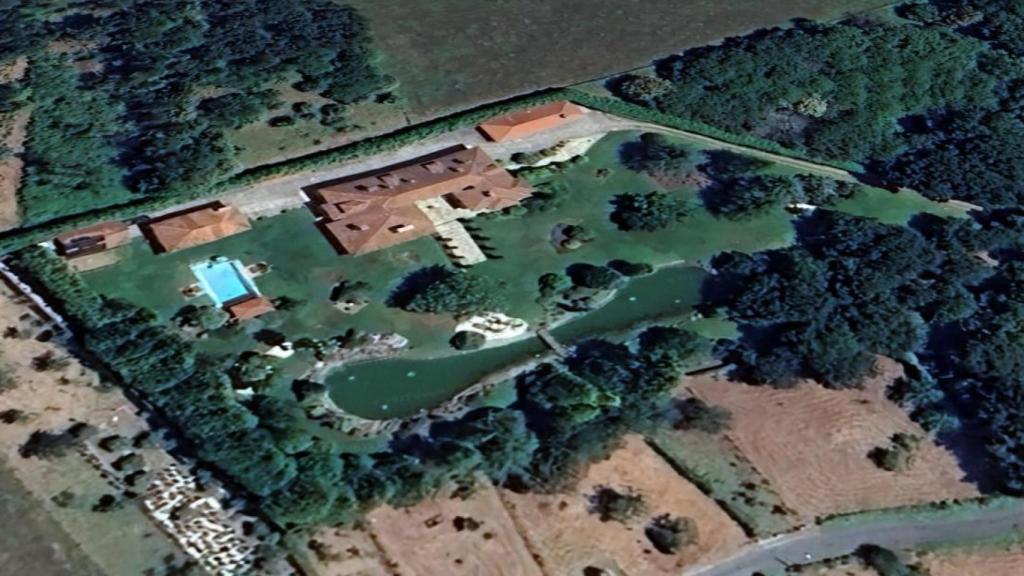 Julio Iglesias tiene varias residencias en el mundo: en la localidad madrileña de Ojén, en la República Dominicana y en Bahamas.