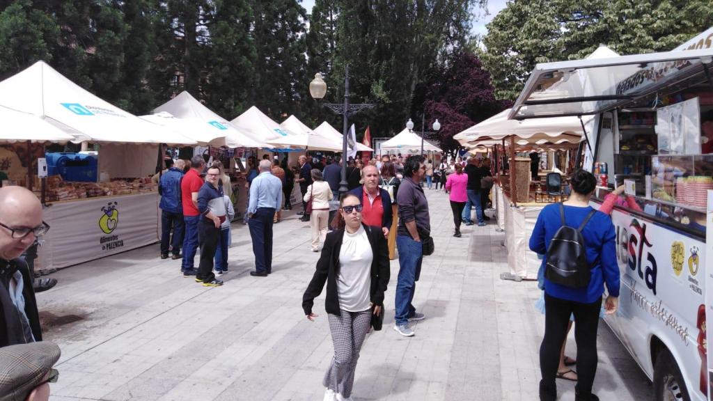 Los asistentes disfrutan de la calidad de los productos de Alimentos de Palencia