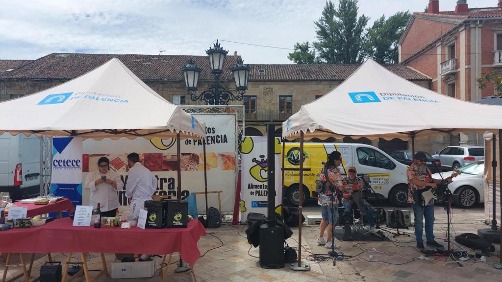 Uno de los stand de Alimentos de Palencia con un divertido vermut musical