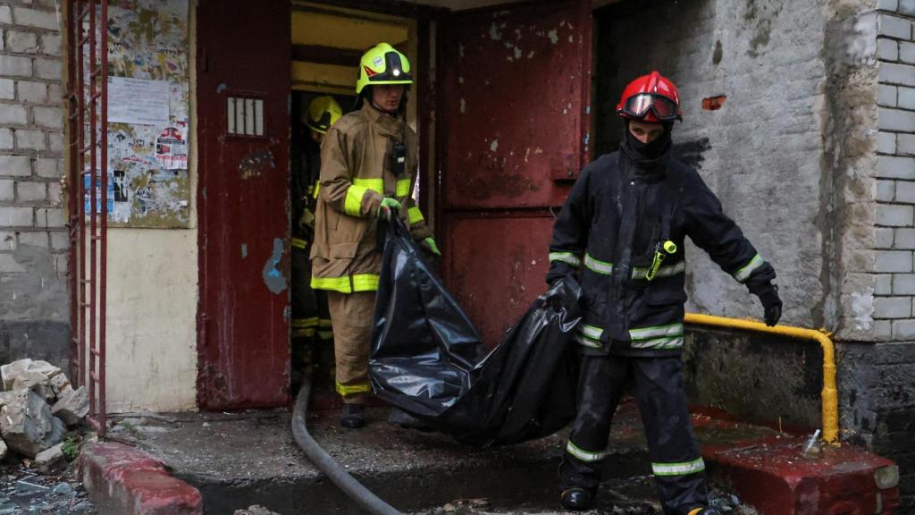 Los bomberos retiran un cadáver provocado por el ataque ruso sobre Járkov.