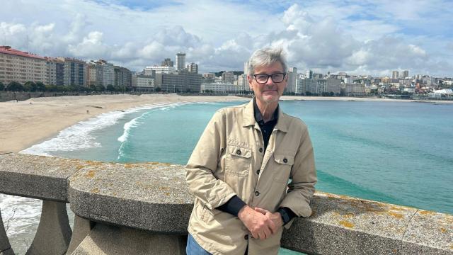 El director de cine de A Coruña Ángel de la Cruz en el Paseo Marítimo.