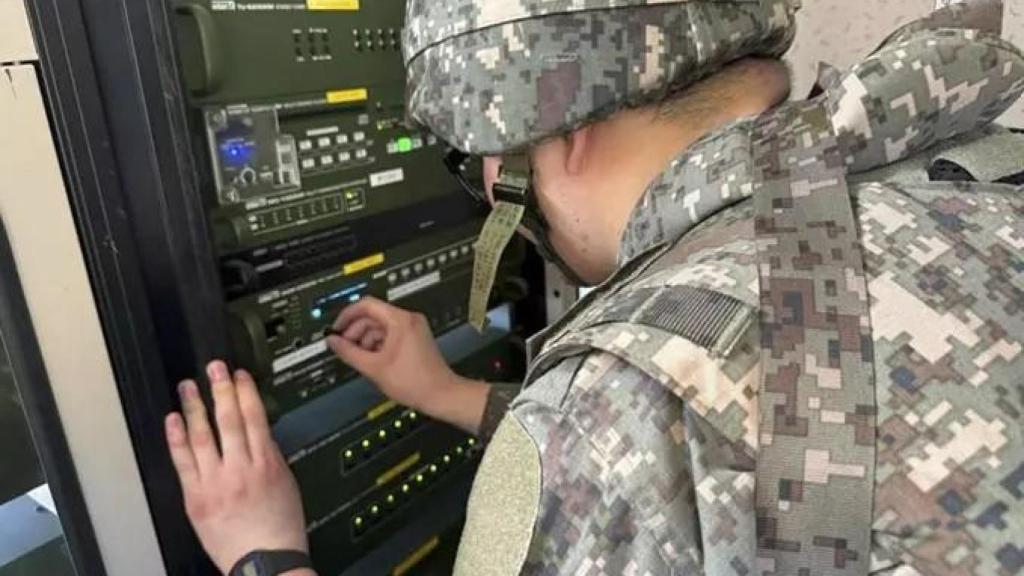 Imagen de archivo de un militar surcoreano configurando el volumen de los altavoces situados en la frontera.
