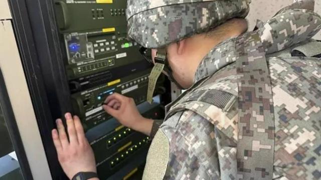- Imagen de archivo de un militar surcoreano configurando el volumen de los altavoces situados en la frontera.