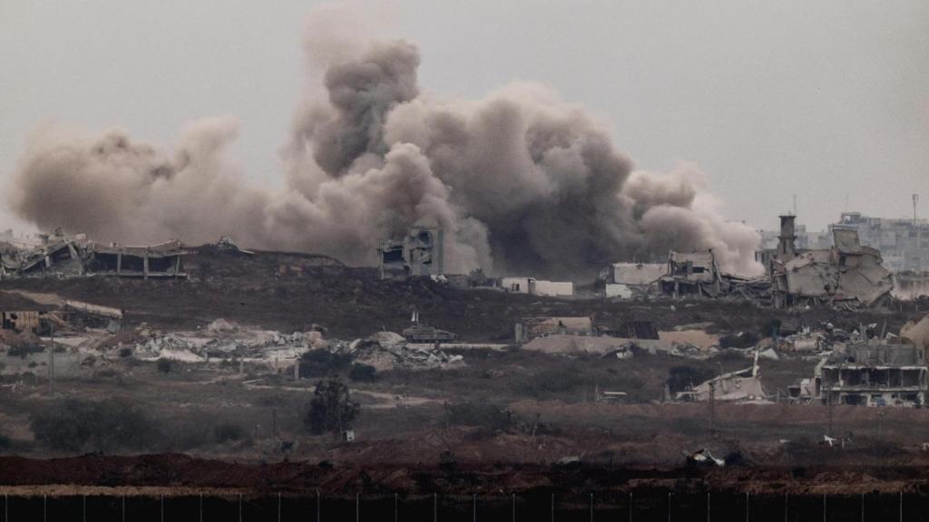 Una nube de humo provocada por un ataque israelí en Gaza.