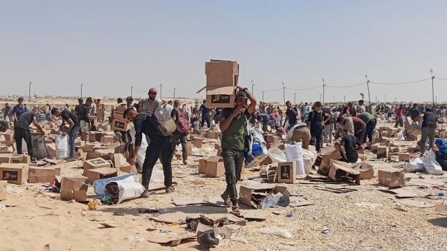 Un grupo de la palestinos recogen los restos de los alimentos repartidos por la GHF la semana pasada.