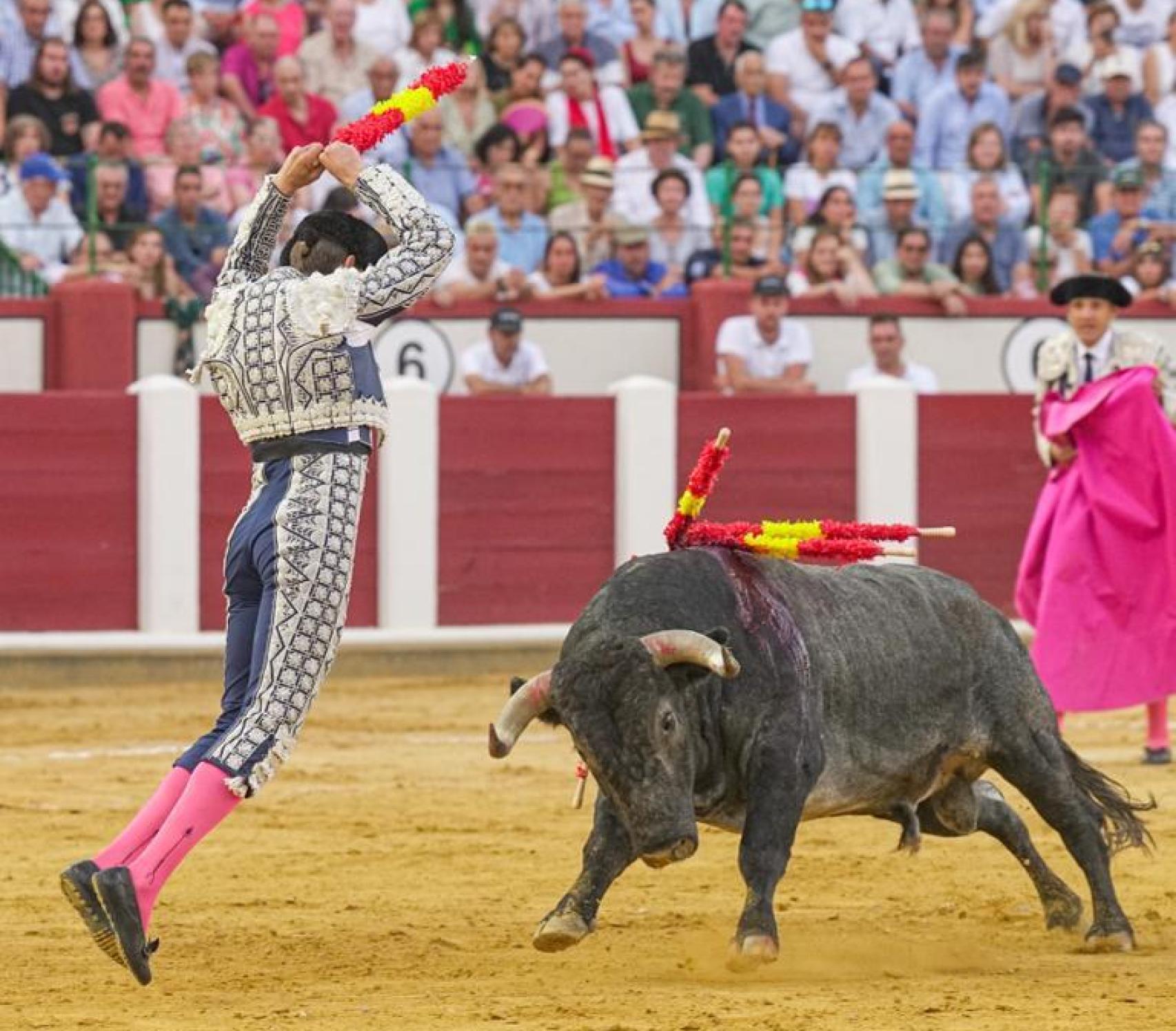 Juan José Domínguez clava las banderillas durnate una faena