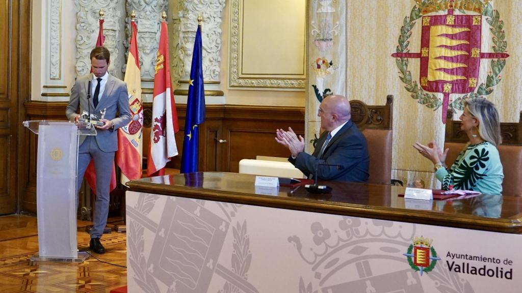Juan José Domínguez durante la entrega del trofeo taurino San Pedro Regalado 2024 ante la mirada del alcalde de Valladolid, Jesús Julio Carnero, y la teniente de alcalde y concejala de Cultura y Educación, Irene Carvajal