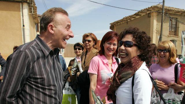 Las mujeres y hombres que participaron hace 19 años en la caravana del 'Encuentro del amor y la amistad' de Villafrechós (Valladolid)