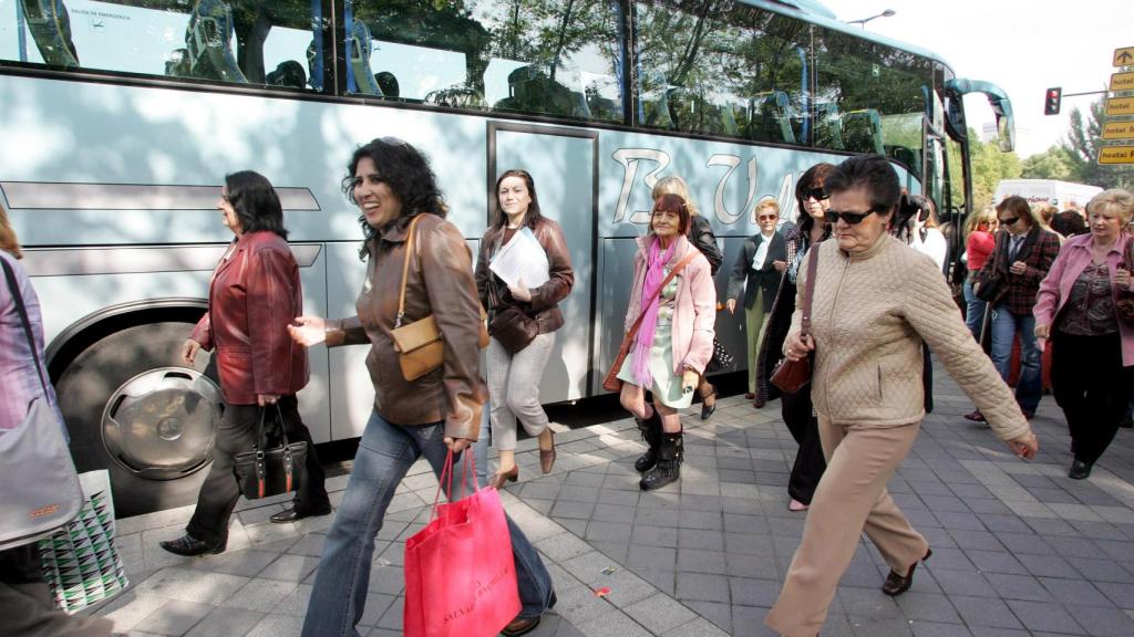 Las mujeres de la caravana se suben al autocar